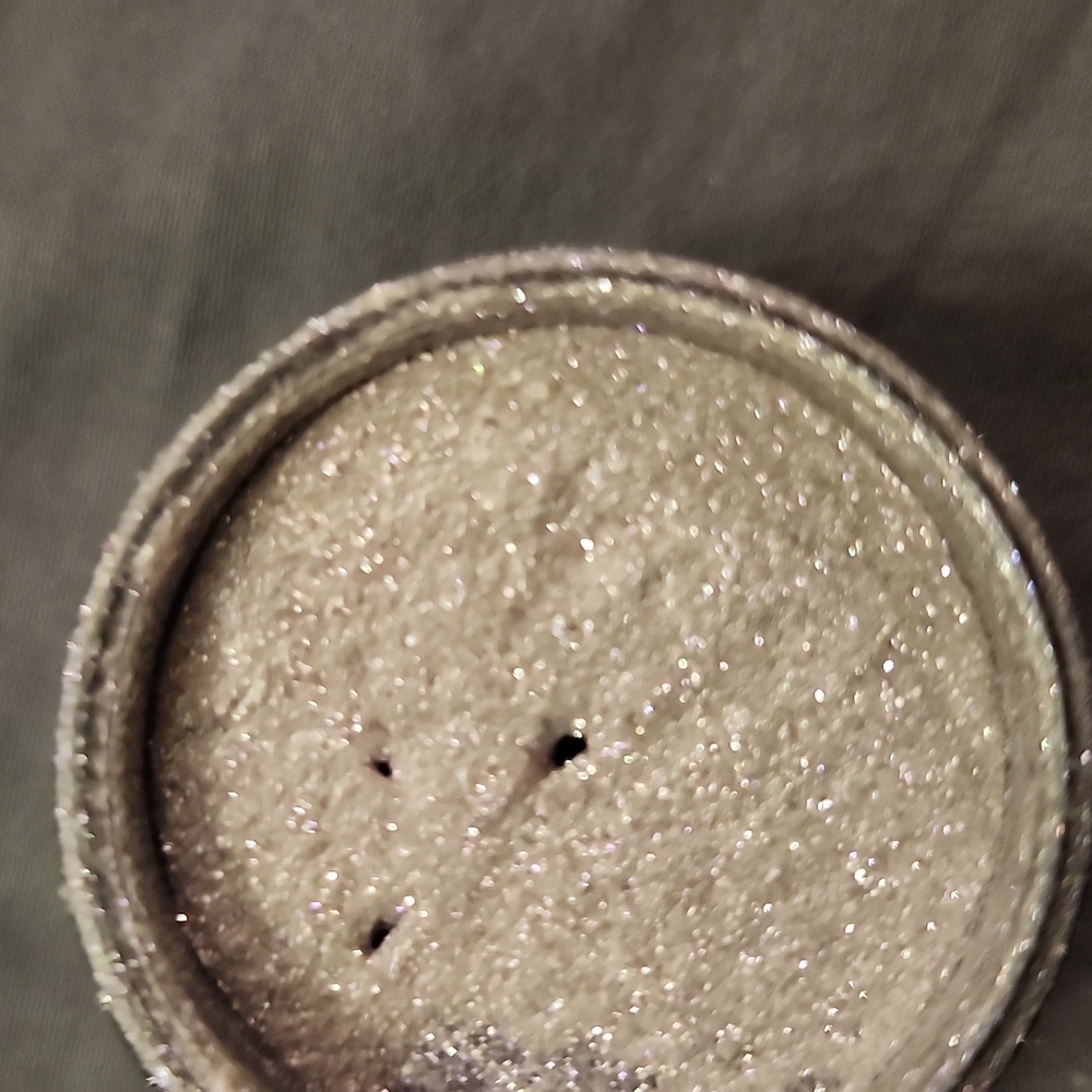 Kylie Cosmetics Wisteria Loose Powder Highlighter - Picture 3 of 4